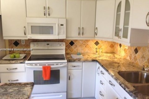 Condo in Lauderhill, Florida, 3 bedrooms № 1976793 - photo 2