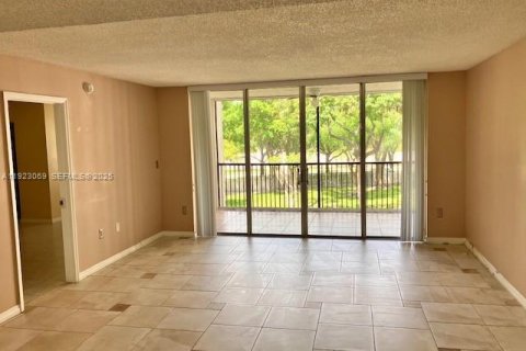 Condo in Lauderhill, Florida, 3 bedrooms № 1976793 - photo 14