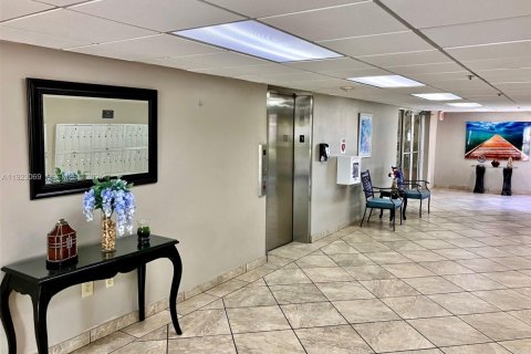 Condo in Lauderhill, Florida, 3 bedrooms № 1976793 - photo 7