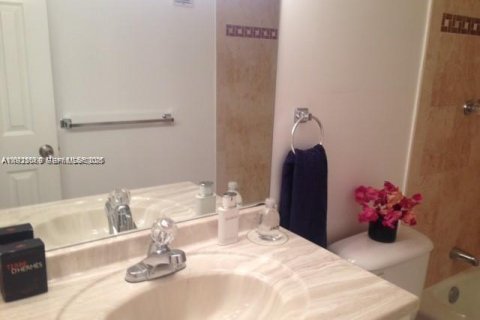 Condo in Lauderhill, Florida, 3 bedrooms № 1976793 - photo 3