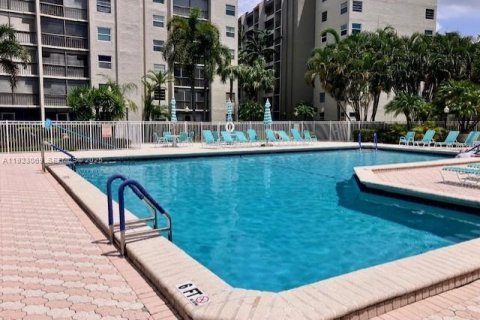 Condo in Lauderhill, Florida, 3 bedrooms № 1976793 - photo 21