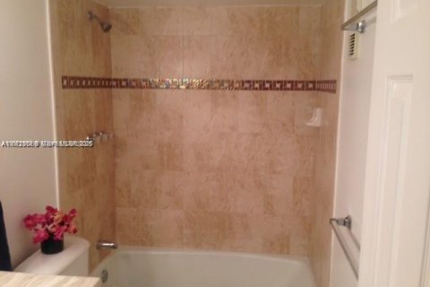 Condo in Lauderhill, Florida, 3 bedrooms № 1976793 - photo 5