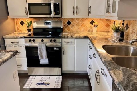 Condo in Lauderhill, Florida, 3 bedrooms № 1976793 - photo 19