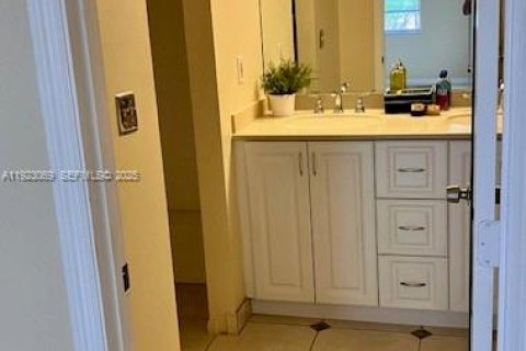 Condo in Lauderhill, Florida, 3 bedrooms № 1976793 - photo 13