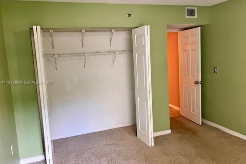 Condo in Lauderhill, Florida, 3 bedrooms № 1976793 - photo 9