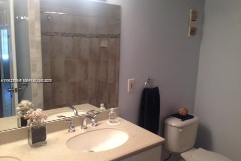 Condo in Lauderhill, Florida, 3 bedrooms № 1976793 - photo 4