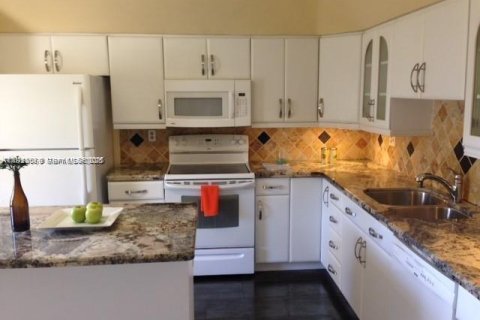 Condo in Lauderhill, Florida, 3 bedrooms № 1976793 - photo 1