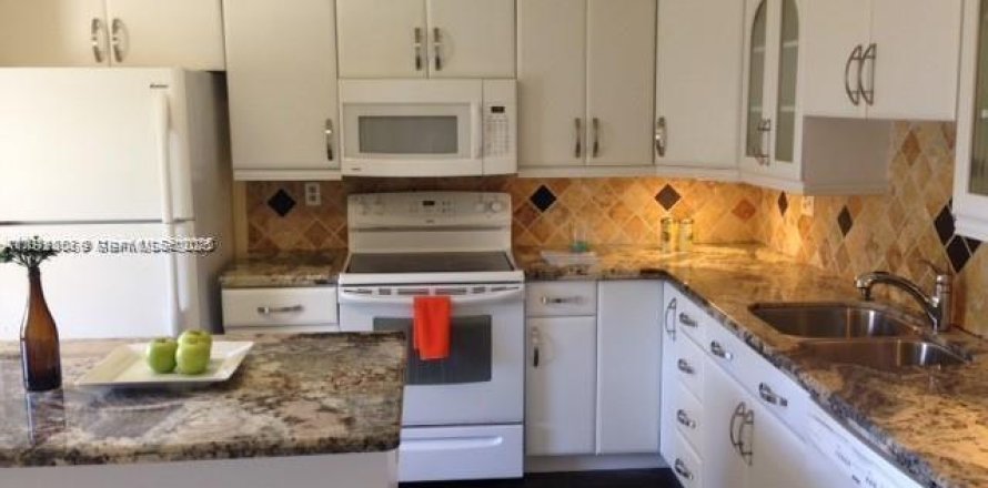 Condo in Lauderhill, Florida, 3 bedrooms № 1976793