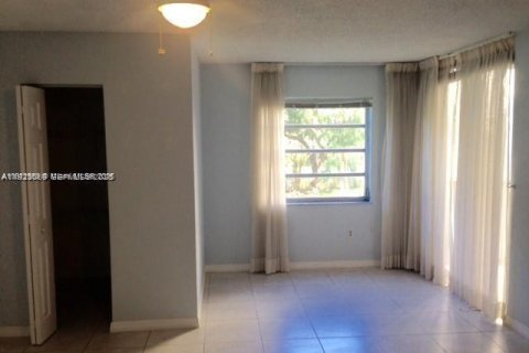 Condo in Lauderhill, Florida, 3 bedrooms № 1976793 - photo 6