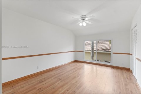 Casa en venta en Pembroke Pines, Florida, 6 dormitorios, 442.77 m2 № 1868778 - foto 19