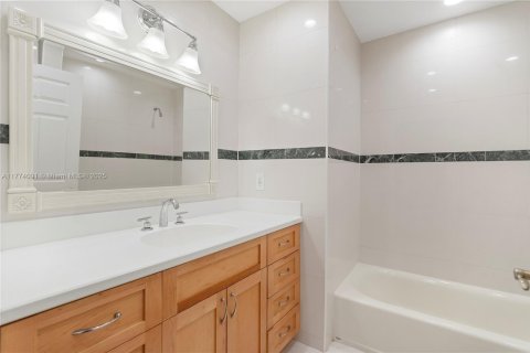 Casa en venta en Pembroke Pines, Florida, 6 dormitorios, 442.77 m2 № 1868778 - foto 17