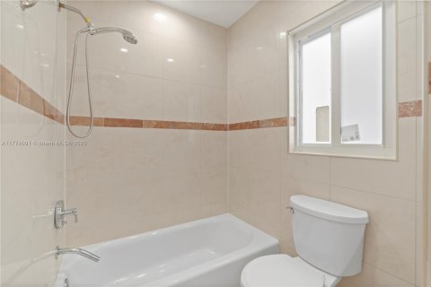 Casa en venta en Pembroke Pines, Florida, 6 dormitorios, 442.77 m2 № 1868778 - foto 23