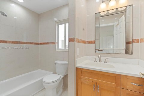 Casa en venta en Pembroke Pines, Florida, 6 dormitorios, 442.77 m2 № 1868778 - foto 22