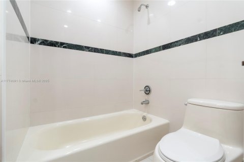 Casa en venta en Pembroke Pines, Florida, 6 dormitorios, 442.77 m2 № 1868778 - foto 16