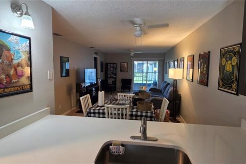 Condo in Zephyrhills, Florida, 2 bedrooms  № 2149054 - photo 9