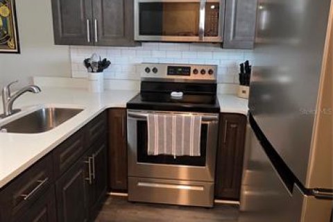 Condo in Zephyrhills, Florida, 2 bedrooms  № 2149054 - photo 3