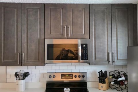 Condo in Zephyrhills, Florida, 2 bedrooms  № 2149054 - photo 4