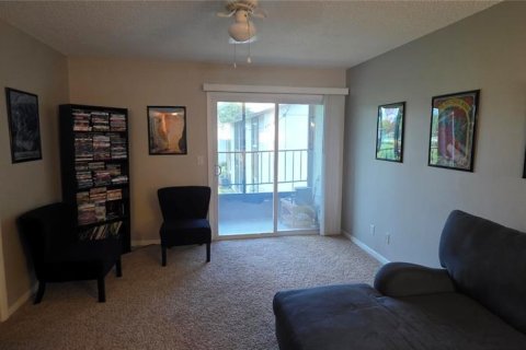 Condo in Zephyrhills, Florida, 2 bedrooms  № 2149054 - photo 17