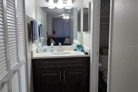 Condo in Zephyrhills, Florida, 2 bedrooms  № 2149054 - photo 23
