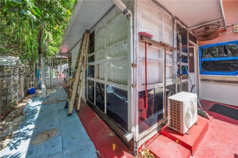 Villa ou maison à louer à Hialeah, Floride: 2 chambres, 422.71 m2 № 2001242 - photo 12