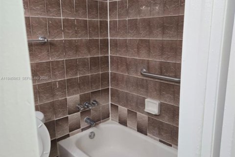 Villa ou maison à louer à Hialeah, Floride: 2 chambres, 422.71 m2 № 2001242 - photo 16
