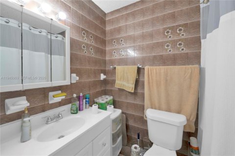 Villa ou maison à louer à Hialeah, Floride: 2 chambres, 422.71 m2 № 2001242 - photo 10