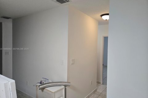 Villa ou maison à louer à Hialeah, Floride: 2 chambres, 422.71 m2 № 2001242 - photo 17