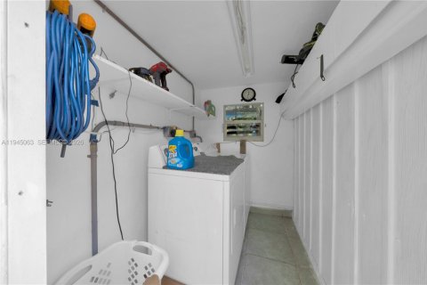 Villa ou maison à louer à Hialeah, Floride: 2 chambres, 422.71 m2 № 2001242 - photo 8