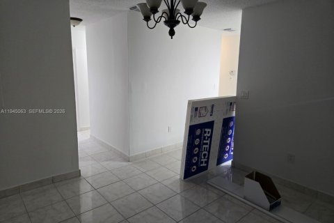 Villa ou maison à louer à Hialeah, Floride: 2 chambres, 422.71 m2 № 2001242 - photo 18