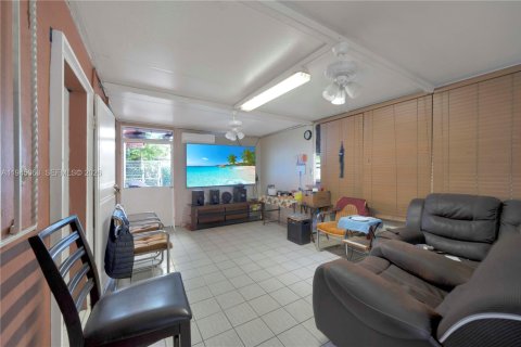 Villa ou maison à louer à Hialeah, Floride: 2 chambres, 422.71 m2 № 2001242 - photo 3