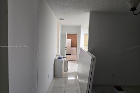 Villa ou maison à louer à Hialeah, Floride: 2 chambres, 422.71 m2 № 2001242 - photo 21