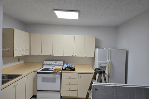 Villa ou maison à louer à Hialeah, Floride: 2 chambres, 422.71 m2 № 2001242 - photo 22