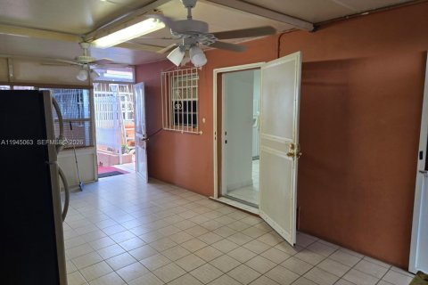 Villa ou maison à louer à Hialeah, Floride: 2 chambres, 422.71 m2 № 2001242 - photo 20