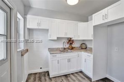 Villa ou maison à louer à Miami, Floride: 2 chambres, 174.93 m2 № 2050879 - photo 3