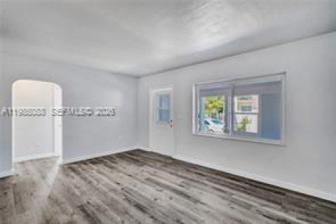 Villa ou maison à louer à Miami, Floride: 2 chambres, 174.93 m2 № 2050879 - photo 6