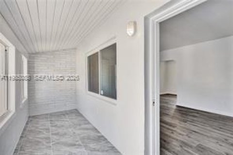 Villa ou maison à louer à Miami, Floride: 2 chambres, 174.93 m2 № 2050879 - photo 8