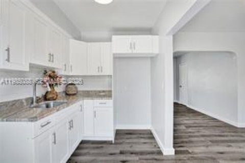 Villa ou maison à louer à Miami, Floride: 2 chambres, 174.93 m2 № 2050879 - photo 2