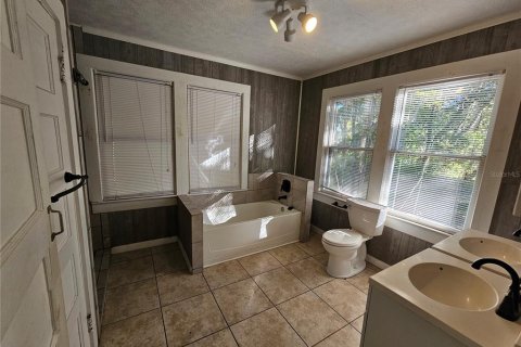 House in DeLand, Florida 4 bedrooms, 134.34 sq.m. № 1525881 - photo 23