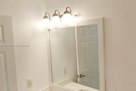 Снять в аренду таунхаус в Пемброк-Пайнс, Флорида 3 спальни, 127.09м2, № 1966942 - фото 3