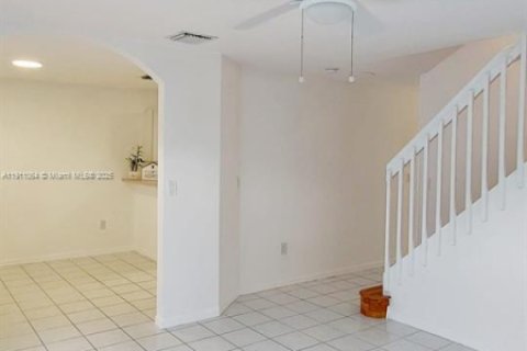 Снять в аренду таунхаус в Пемброк-Пайнс, Флорида 3 спальни, 127.09м2, № 1966942 - фото 4