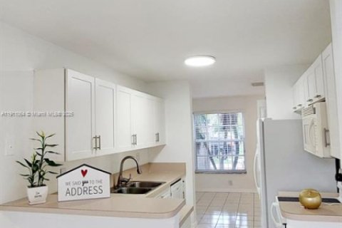 Снять в аренду таунхаус в Пемброк-Пайнс, Флорида 3 спальни, 127.09м2, № 1966942 - фото 1