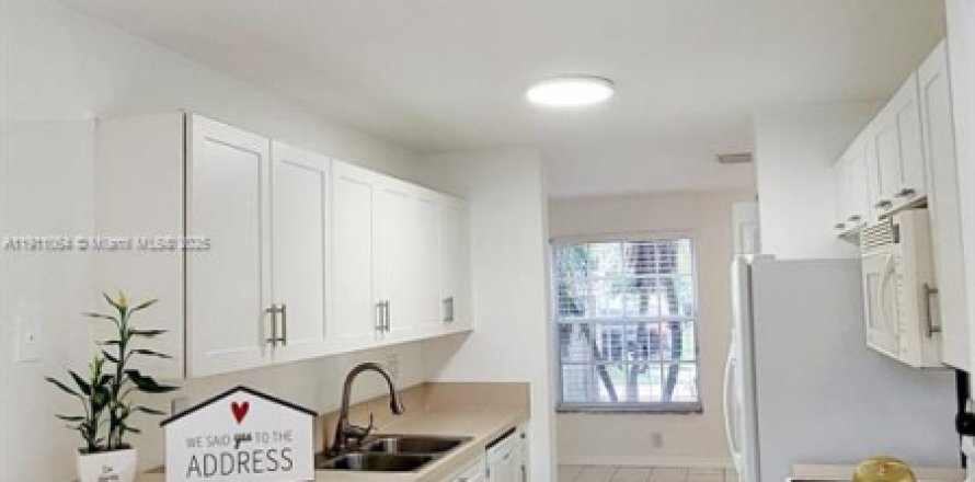 Таунхаус в Пемброк-Пайнс, Флорида 3 спальни, 127.09м2 № 1966942