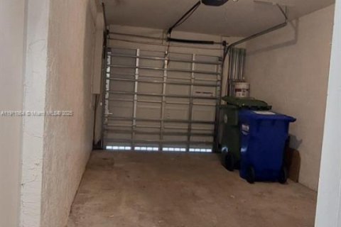 Снять в аренду таунхаус в Пемброк-Пайнс, Флорида 3 спальни, 127.09м2, № 1966942 - фото 2