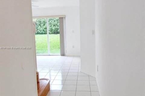 Снять в аренду таунхаус в Пемброк-Пайнс, Флорида 3 спальни, 127.09м2, № 1966942 - фото 6