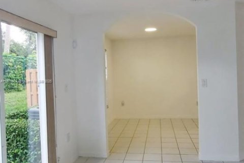 Снять в аренду таунхаус в Пемброк-Пайнс, Флорида 3 спальни, 127.09м2, № 1966942 - фото 5