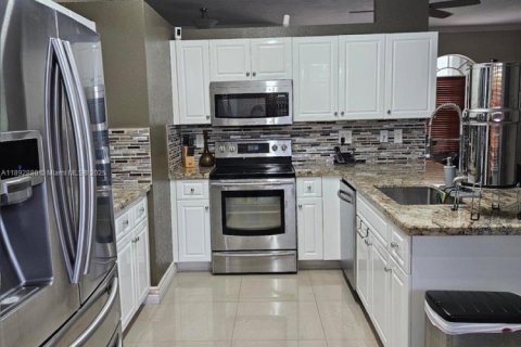 House in Homestead, Florida 3 bedrooms, 143.16 sq.m. № 2039155 - photo 12