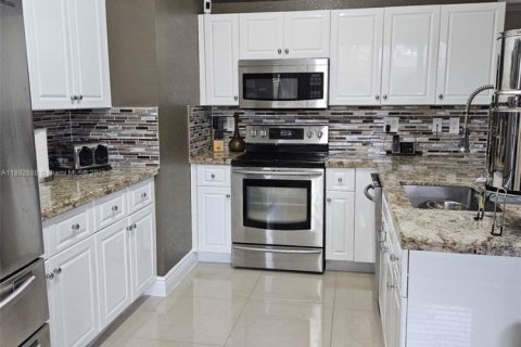 House in Homestead, Florida 3 bedrooms, 143.16 sq.m. № 2039155 - photo 10