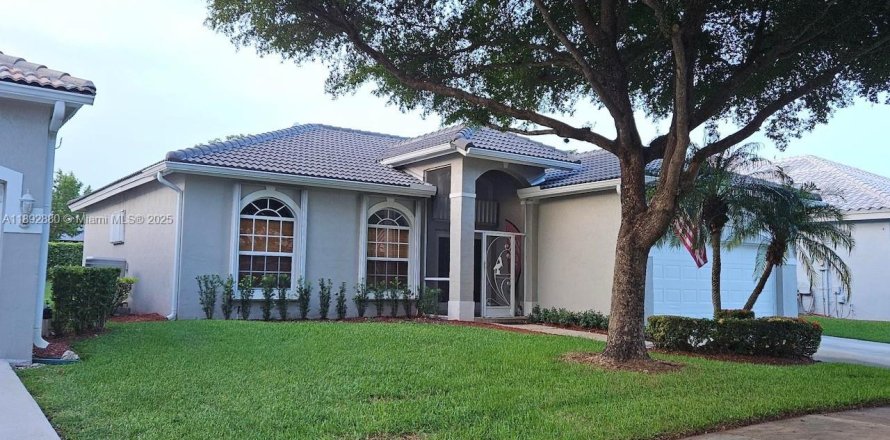 House in Homestead, Florida 3 bedrooms, 143.16 sq.m. № 2039155