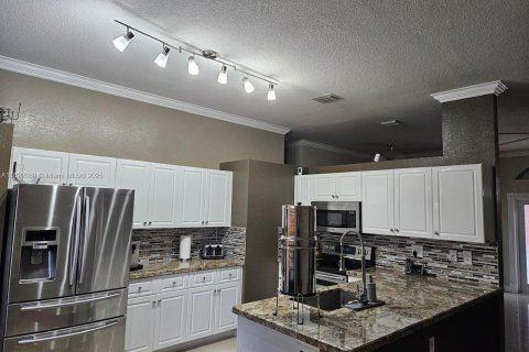 House in Homestead, Florida 3 bedrooms, 143.16 sq.m. № 2039155 - photo 11