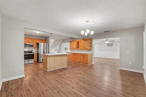 House in Seffner, Florida 3 bedrooms, 314.94 sq.m. № 2396584 - photo 7